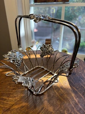 Cesta decorativa vintage de metal con racimos de uva adornos Foto 1 de 4
