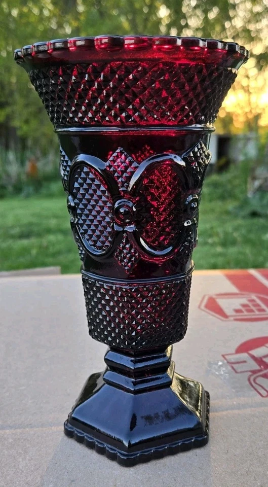 Florero de colección Avon rojo rubí 1876 vidrio Cape Cod 8" con patas Foto 1 de 1