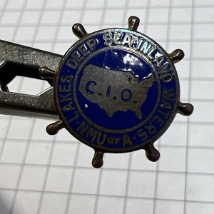 Insignia esmaltada vintage de la Unión Marítima Nacional de aguas continentales de lagos de aguas profundas CIO - Imagen 1 de 6