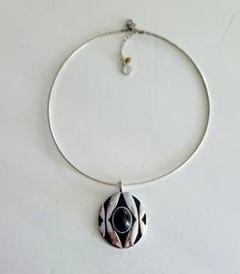 Torgue Choker Necklace Liz Claiborne with Black/Silver Tone Oval Pendant - Picture 1 of 8