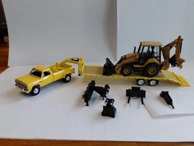 Dodge Ram 1982 1/64 doble con remolque de quinta rueda y retroexcavadora Cat 420 XE Foto 1 de 4