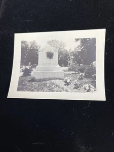 Vintage Foto eines Kopfsteins auf einem Friedhof mit Blumen - Bild 1 von 2