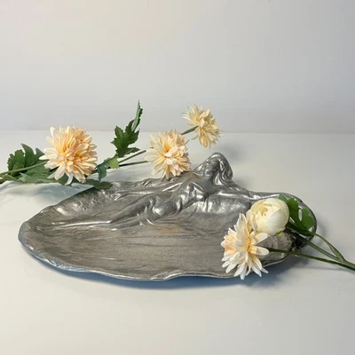 Bandeja para tarjetas de visita de peltre Art Nouveau baratija joyería ornamentada mujer reclinable Foto 1 de 4