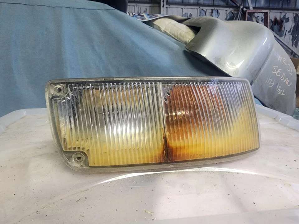 300ZX Z32 FRONT RIGHT TURN SIGNAL CORNER LIGHT - Image 1 of 3