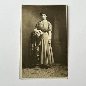 Antiguo medallón de mujer eduardiana joven fotografía postal real RPPC - Imagen 1 de 8