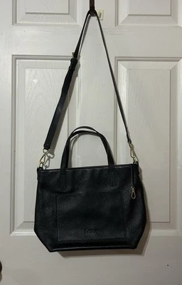 Bolso de hombro KATTEE de cuero granulado negro, cremallera superior, herrajes dorados Foto 1 de 4