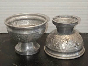 Par de cuencos de pedestal de metal martillados Fleur De Lis decoración de platos de caramelo - Imagen 1 de 6