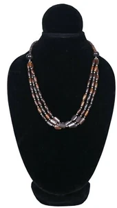 Totalmente Nuevo Hecho a Mano Elegante Disfraz Tres Cuerdas Marrón Cuentas Collar Destacado - Imagen 1 de 1