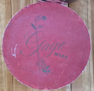 Caja de sombrero Gage vintage de los años 30 roja y dorada que muestra las ubicaciones de Chicago y Nueva York Foto 1 de 4