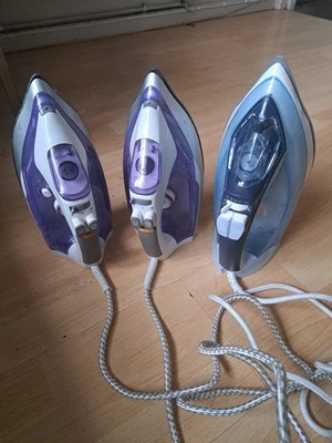LOGIK STEAM IRONS & A PHILIPS STEAM IRON - Image 1 of 4
