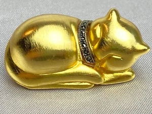 JUDITH JACK Vintage Small Gold Tone Sleeping Cat Pin Brooch - Picture 1 of 9