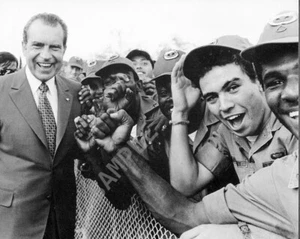 Impresión fotográfica del presidente Richard M. Nixon con personal de las fuerzas armadas 8x10 104 - Imagen 1 de 2