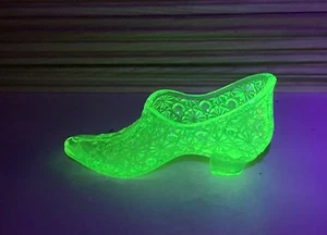 Vintage Fenton Art Glass DAISY & BUTTON Vaseline Slipper Shoe Boot Uranium Glow - Picture 1 of 7
