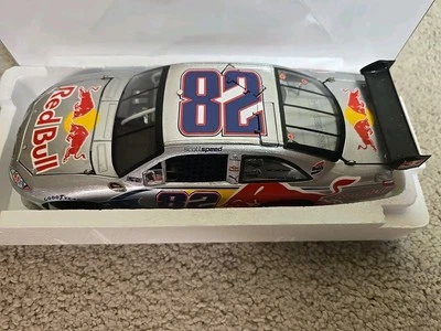 Scott Speed 82 Red Bull 2009 1/24 Lionel Nascar diecast 1/1569 cot raro Foto 1 de 4