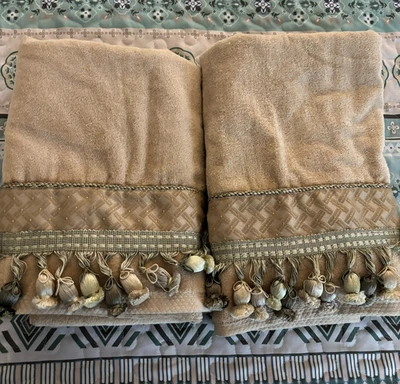 Avanti Juego de Toallas de Baño Decorativas 2 Toallas para Invitados Borlas de Baño Verde, Dorado Foto 1 de 4