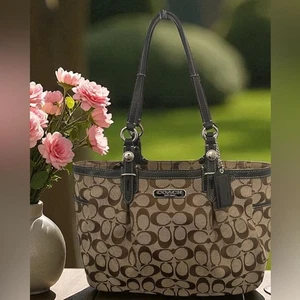 Bolso de Mano COACH Gallery Signature EastWest Caqui - Imagen 1 de 12