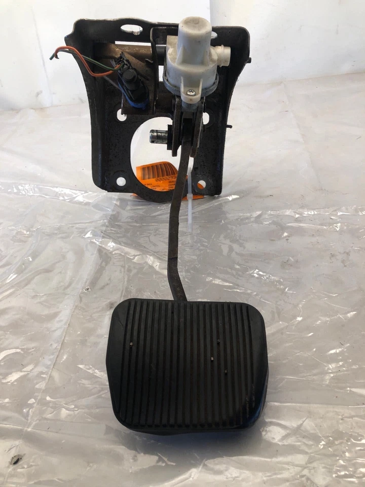 Lincoln Town Car 2002 pedal de freno pie de piso con montaje de soporte sedán OEM 4,6 L Foto 1 de 4