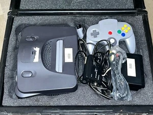 Sistema de consola Nintendo 64 y estuche de alquiler N64 estuche rígido maestro de viaje completo - Imagen 1 de 10
