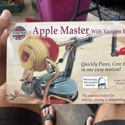 Pelador y rebanador de manzanas Norpro Apple Master Parer con base de vacío #866 Foto 1 de 4