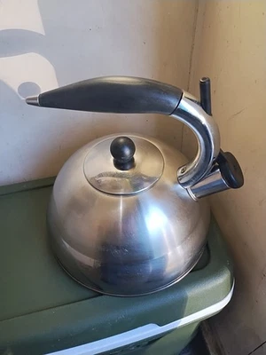 Tetera Hervidor Kamenstein Metal Silbido Vintage Tono Plateado Mango Negro 2QT Foto 1 de 4