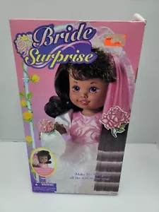 Bambola afroamericana vintage HASBRO 1995 Bride Suprise 14" NOS capelli crescono fino alle dita dei piedi! - Foto 1 di 15