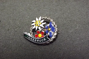 Vintage Innsbruck Österreich Blumenkranz Anstecknadel Reise Andenken - Bild 1 von 2