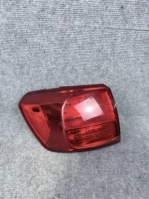 Luz trasera exterior halógena OEM | 2015-2018 Kia Sedona (izquierda/conductor) Foto 1 de 4