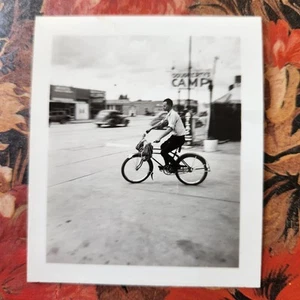 Vintage 1930er Foto 1938 Mann fährt Fahrrad Denver Colorado schwarz-weiß - Bild 1 von 8