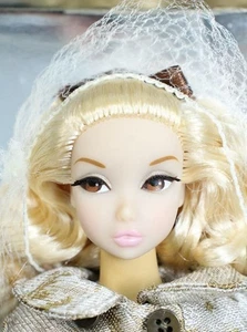 Muñeca de Moda FR Nipoon Best in Brocade Misaki Vestida RARA Coleccionable Sin Usar - Imagen 1 de 4