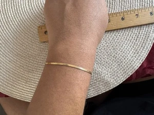 Vintage Signed TRIFARI gold TONE dainty Flat Chain Spring Ring Clasp Bracelet - Picture 1 of 11