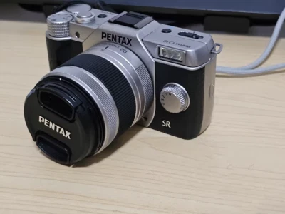 Cámara digital PENTAX Q10 plateada 12,4 MP CON lente de 5-15 mm 02 - idioma inglés Foto 1 de 4