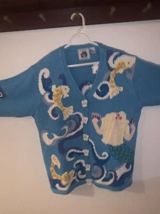 Cárdigan STORYBOOK KNITS Vintage Bordado Sirena Océano Mar Cuello en V 1X (Q) - Imagen 1 de 12
