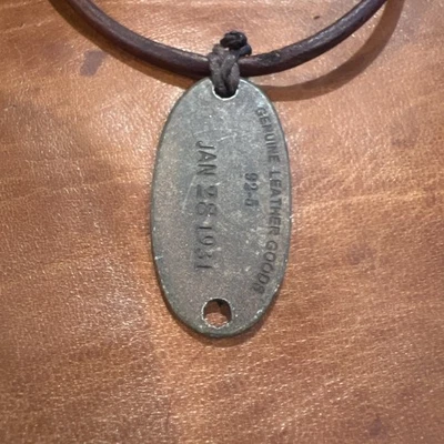 Collar colgante de metal Abercrombie and & Fitch de artículos de cuero genuino RARO 1931 Foto 1 de 2