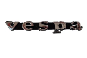 UKSCOOTERS VESPA ESCUDO INSIGNIA CROMO 60MM 2 PINES LML PX PRIMEROS MODELOS - Imagen 1 de 3