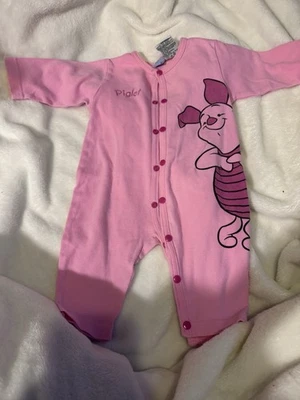 Mameluco Lechón Rosa Disney Vintage 6-9M. Algunos puntos de luz que se muestran en las dos últimas fotos Foto 1 de 4