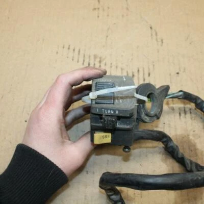 93-96 SUZUKI GSXR750W CLIP IZQUIERDO EN MANGO BOCINA INTERRUPTOR SEÑALES BB266b Foto 1 de 4