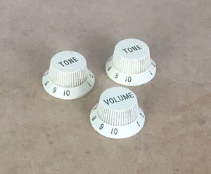 3 Vintage Fender Strat 4-Spoke Knobs Natural Aged Relic Green Fonts Stratocaster - Picture 1 of 8