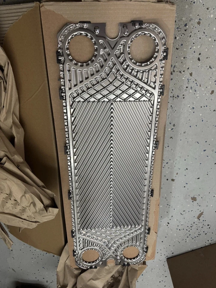 Пластина теплообменника Caterpillar 1306046 - Изображение 1 из 2