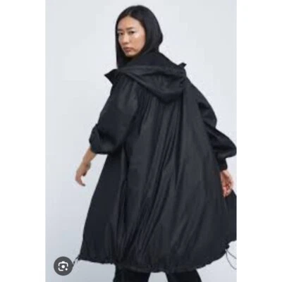 ZARA IMPERMEABLE PLEGABLE REPELENTE AL AGUA Impermeable plegable repelente al agua. Foto 1 de 4