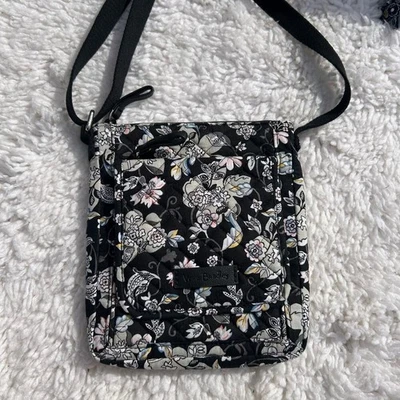 ˚₊‧꒰ა ☆ ໒꒱ ‧₊˚ Vera Bradley Black Floral Crossbody (3A- DM) Foto 1 de 4
