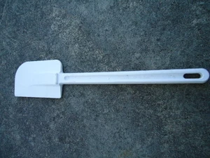 Rubbermaid Commercial Long Handled Spatula Scraper 13 ½ Inches Long X 2 ¾ Inches - Picture 1 of 2