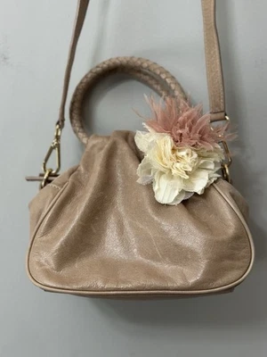 Bolso de mano/bross de cuero genuino Talbots en color tostado con flor de seda Foto 1 de 4