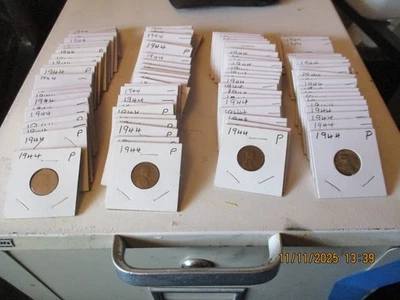 100 AVERAGE CONDITION 1944 NO MINT MARK PENNIES IN FLIPS. - Image 1 of 3