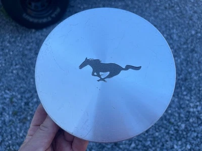 Tapa central de rueda Ford Mustang OEM ALEACIÓN MECANIZADA 1996 1997 1998 F7ZC-1A096-AA Foto 1 de 4