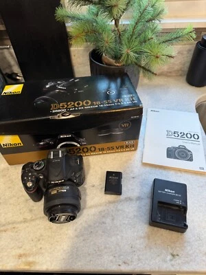 Cámara Nikon D5200 24,1 MP DSLR negra con lente Nikon 35 mm Prime obturador 9.842 Foto 1 de 4