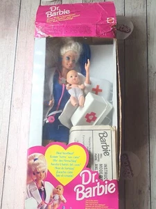 DR. BARBIE MATTEL DOTTORESSA 1993 #11160 HEAR HEARTBEA ASCOLTA BATTITO CUORE - Foto 1 di 11