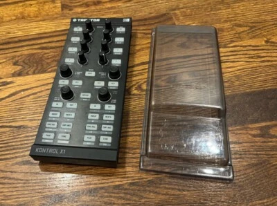 Native Instruments Traktor Kontrol X1 MK1 Controller mit Decksaver Abdeckung - Bild 1 von 4