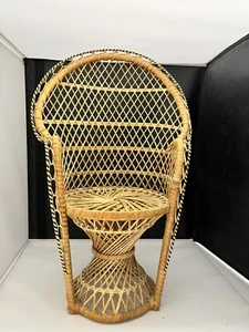 Sedia vintage rattan vimini pavone schienale alto 16,5" bambola orso pianta supporto - Foto 1 di 2
