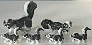 Estatuillas de colección Familia de 6 zorrillos de porcelana de hueso mamá papá 4 bebés - Imagen 1 de 3