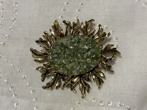 Vintage Goldtone Green Aventurine chips leaves Design oval brooch pin - Picture 1 of 7